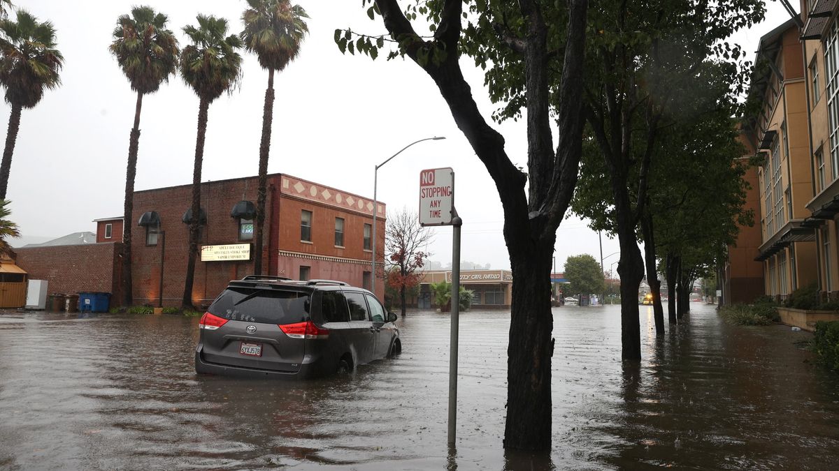 Video: Z požárů a sucha do záplav. Kalifornii zasáhly silné bouře
